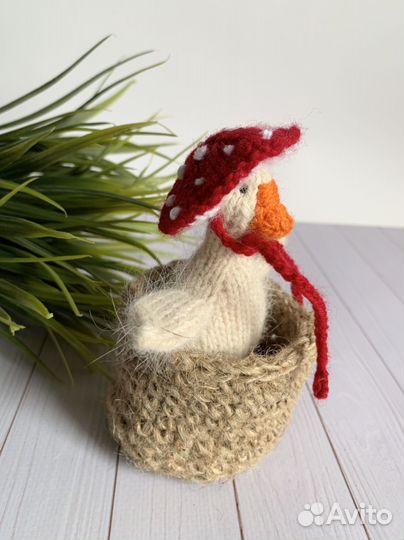 Вязаная игрушка гусь обнимусь
