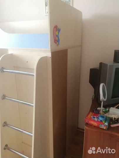 Детская кровать чердак со столом и шкафом