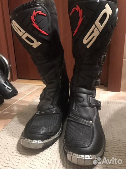 Мотоциклетные ботинки и щитки