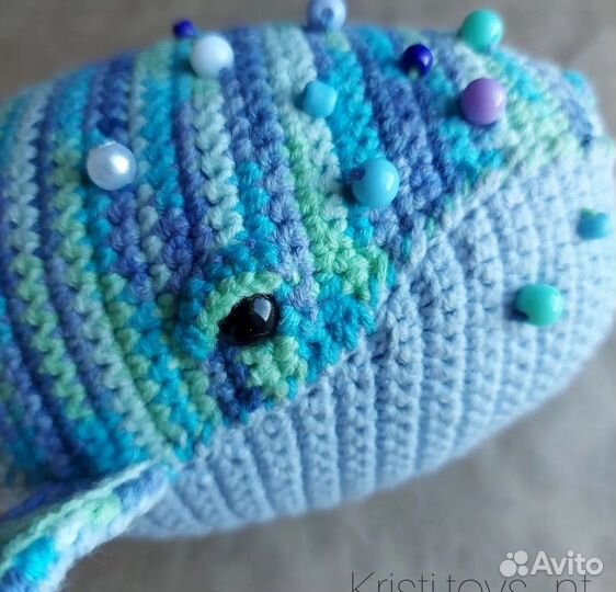 Вязаная игрушка кит