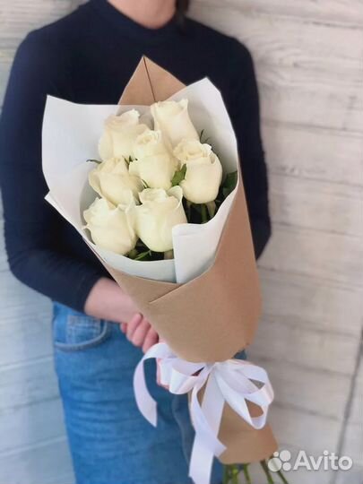 Букет из 7 белых Роз Эквадор в крафте 50 см