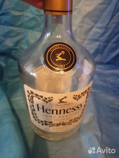Бутылка пустая от хенеси с коробкой