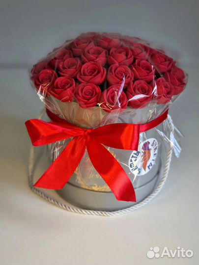 37 Красных Роз из Белого Шоколада в Коробке