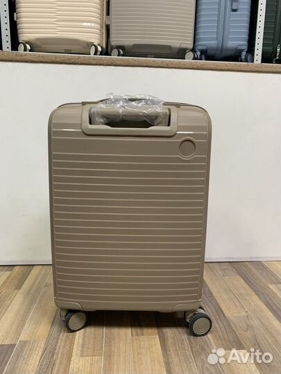 Чемодан на колесах размер S
