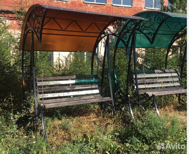 Качели с крышей