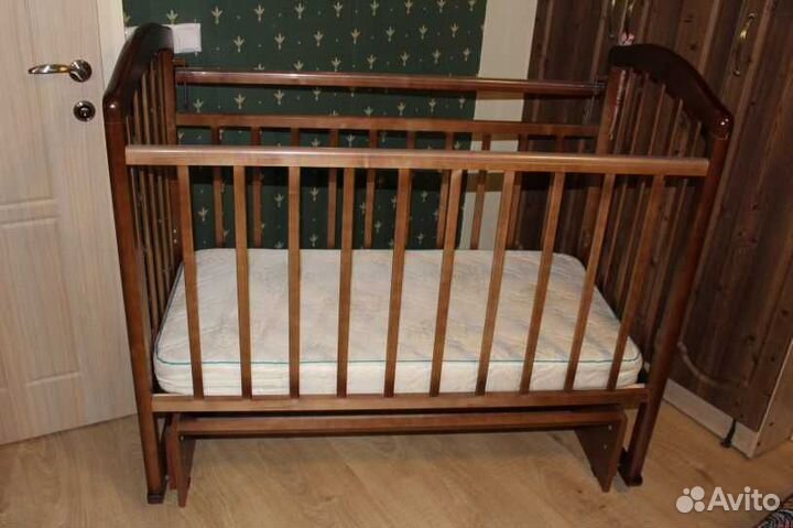 Детская кроватка с маятником