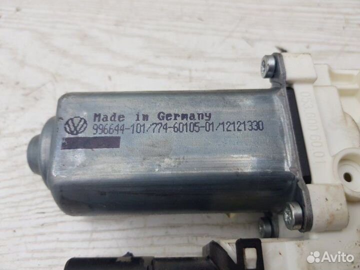 Моторчик стеклоподъемника задний правый Skoda