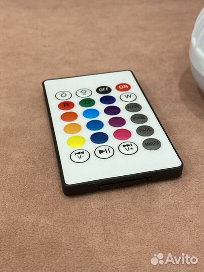 Лампочка с колонкой и пультом