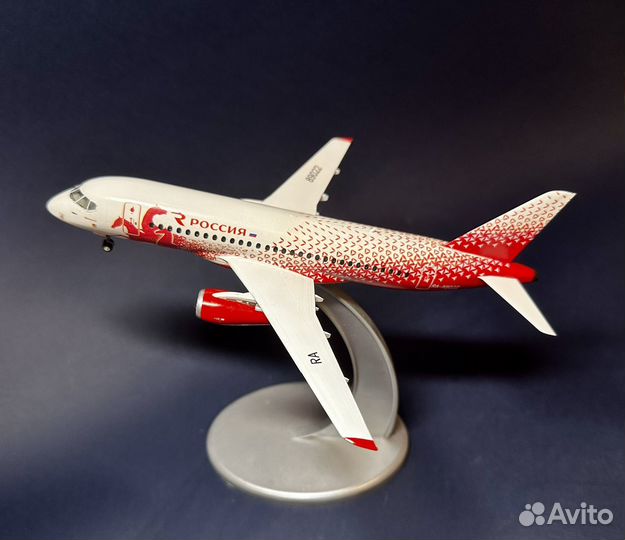 Модель самолета Суперджет SSJ-100 1:144