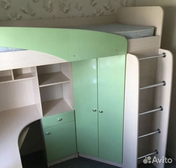 Кровать чердак со столом и шкафом