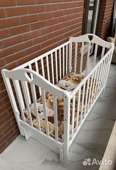 Детская кроватка с универсальным маятником