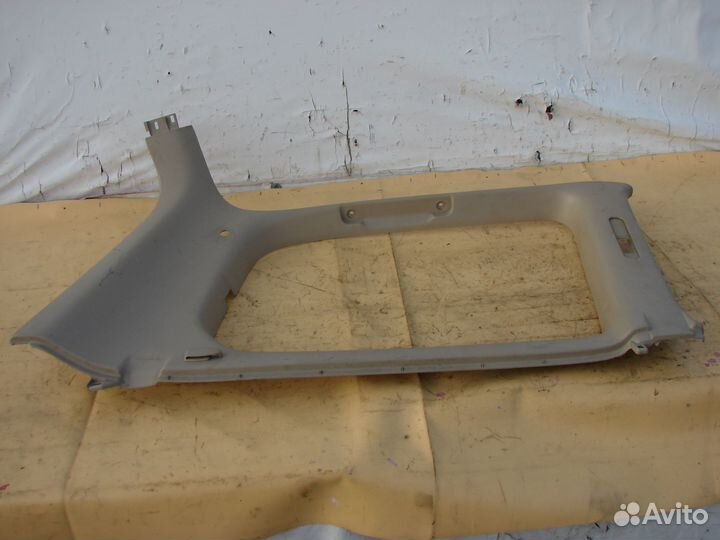 Накладка верхняя багажника левая Toyota land cruis