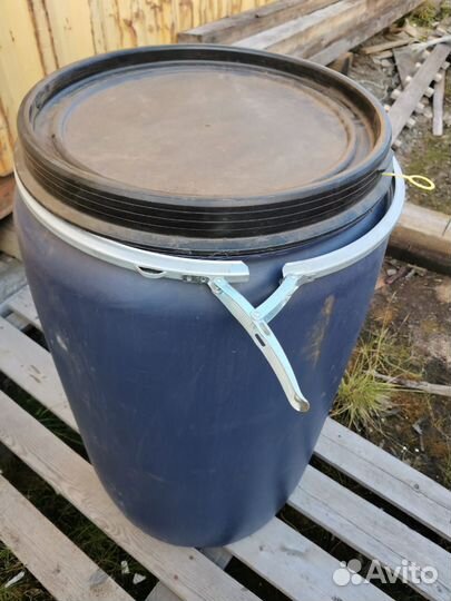 Продам пластиковую бочку