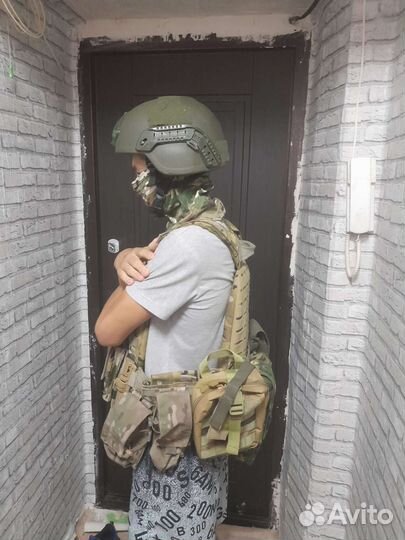 Кевларовый бронежилет вместе с шлемом