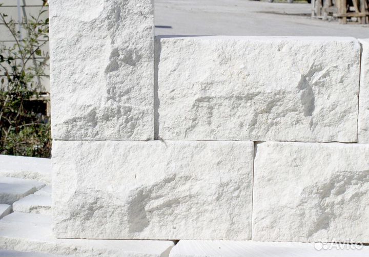 Фасадная плитка из белого камня (колотая текстура)