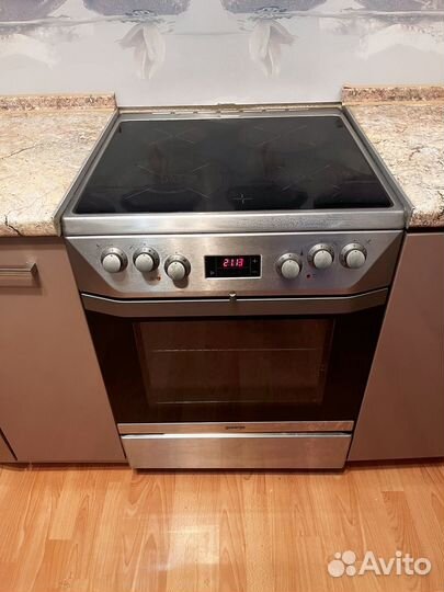 Кухонный гарнитур с плитой,фартуком и доп.шкафом