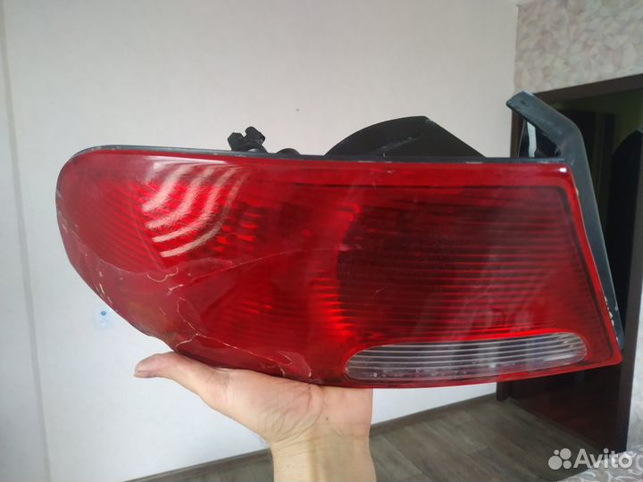 Задний левый фонарь Dodge Stratus