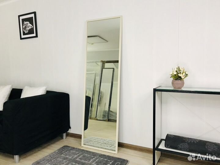 Зеркало в багетной раме