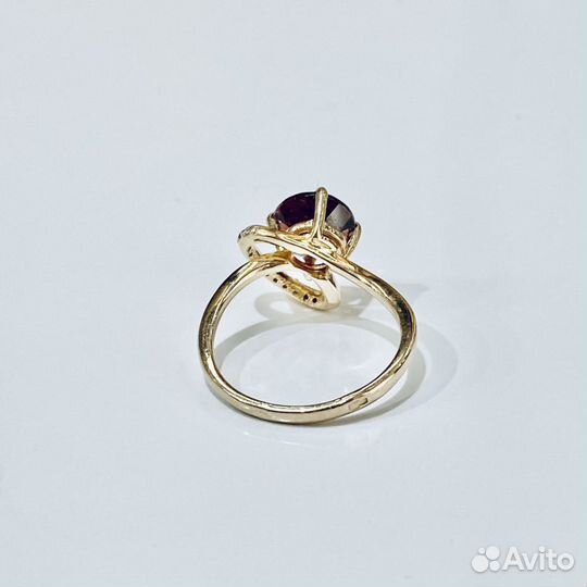 Золотое кольцо с камнем