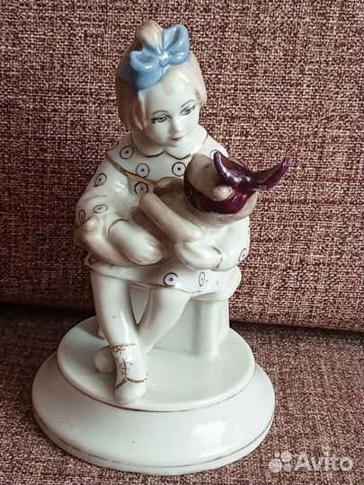 Фарфоровая статуэтка 