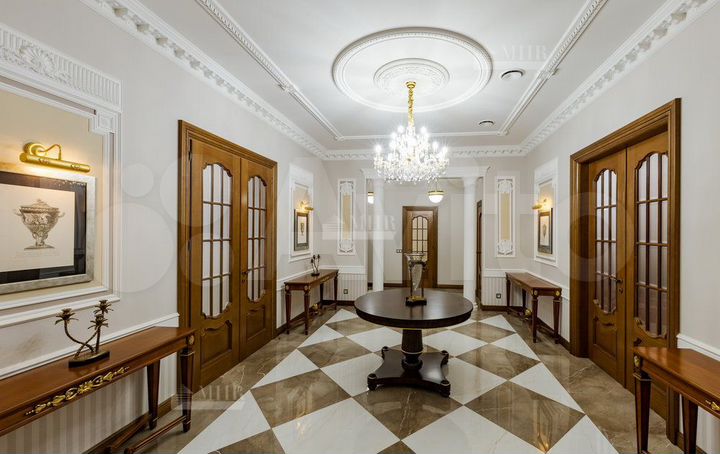 Дом 687 м² на участке 21 сот.