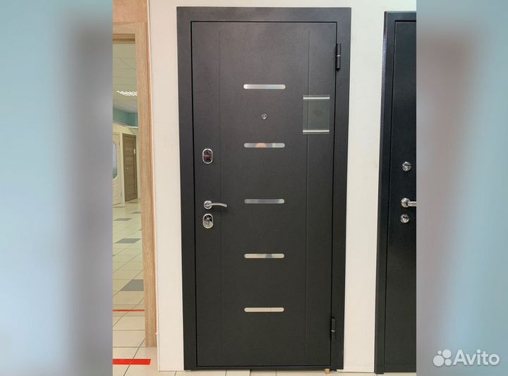 Входная дверь новая металлическая