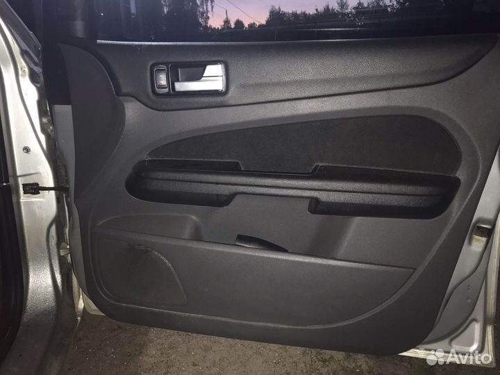 Обшивка двери Ford Focus 2