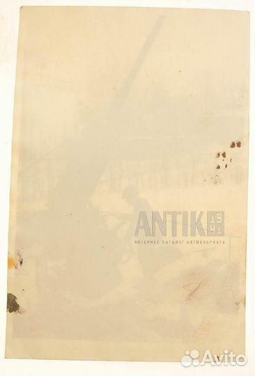 Советский артиллерист у зенитного орудия