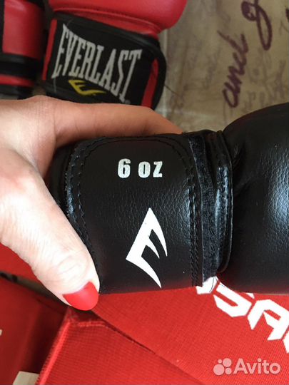 Перчатки, шлем, щитки для единоборств