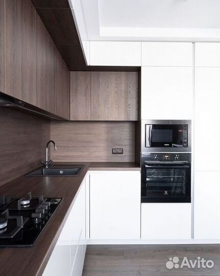 Кухня белая с деревом