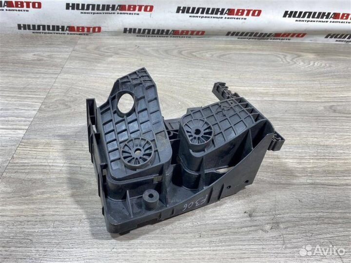 Кронштейн блока предохранителей Volkswagen Golf 6