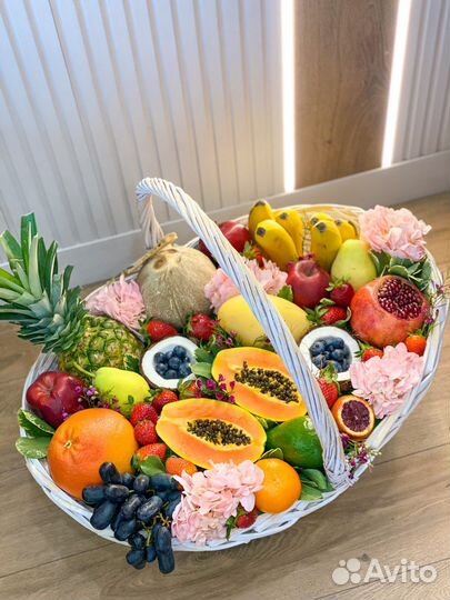 Корзины с экзотическими фруктами