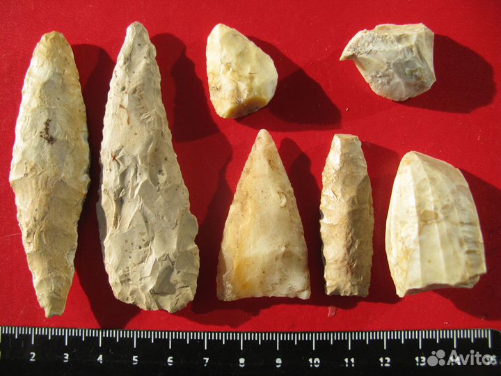 Каменные наконечники стрел и копий для интерьера