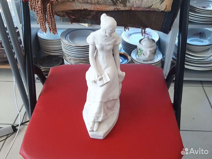 Фарфоровая статуэтка