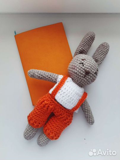 Вязаные игрушки зайчик