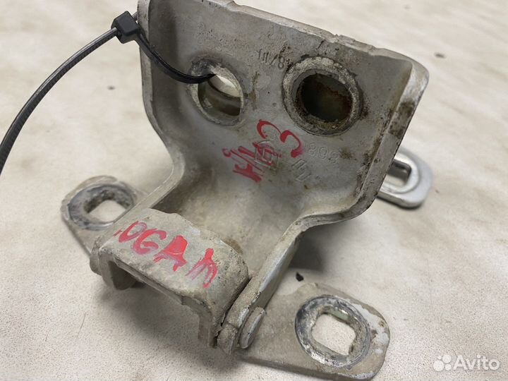 Петля передней правой двери Renault Logan 1