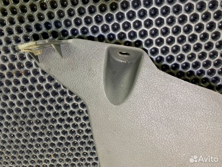 Накладка на порог салона лев. Lexus LX570