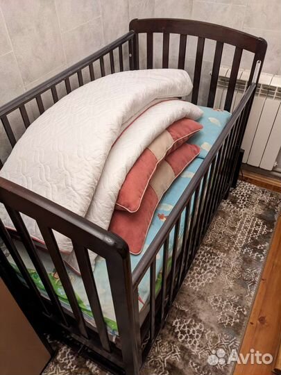 Детская кроватка с маятником