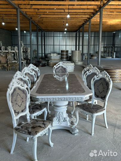 Стол и стулья