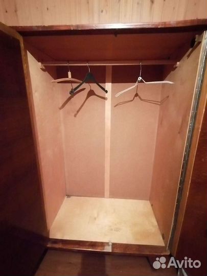 Старинный бельевой шкаф с зеркалом