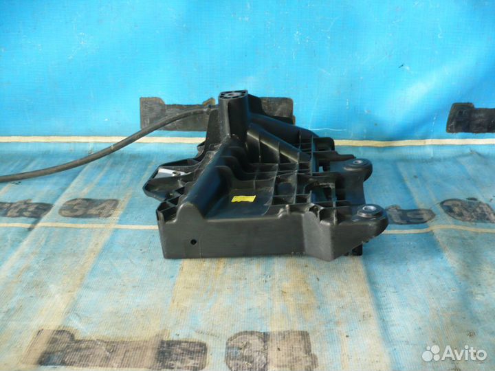 Skoda Rapid Площадка аккумулятора б/у.оригинал