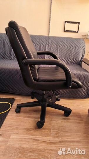 Офисное кожаное кресло