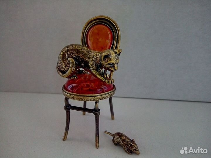 Янтарь. Кот на стуле охотится за мышкой