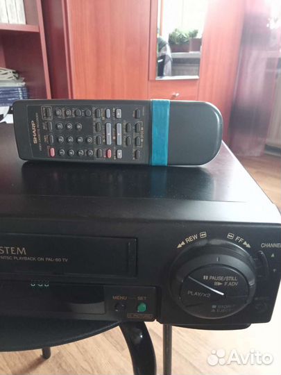 Видеомагнитофон и много к нему кассет