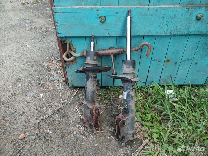 Стойка амортизационная газовая, передняя правая