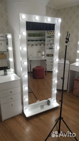 Напольное белоснежное зеркало