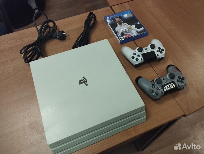 PS4 PRO 1 Tb 2 джойстика