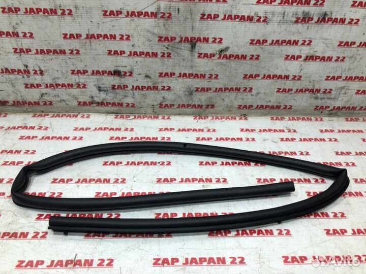 Уплотнитель капота передний Mitsubishi Outlander