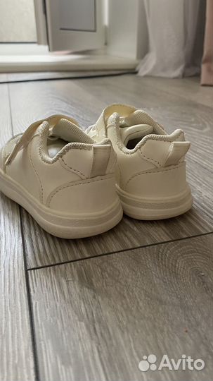 Детские кроссовки на первый шаг