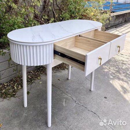 Столик консольный туалетный